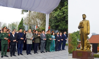 Tổng Bí thư Tô Lâm dâng hương, thăm Khu lưu niệm Tổng Bí thư Nguyễn Văn Cừ