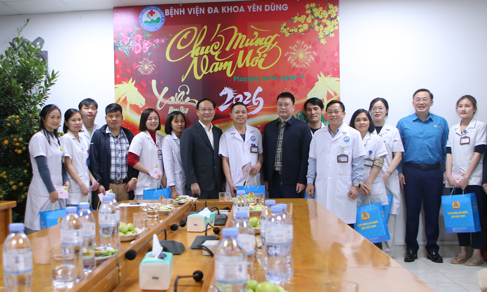 Phó Chủ tịch UBND tỉnh Phạm Văn Thịnh thăm, tặng quà tại Bệnh viện Đa khoa Yên Dũng