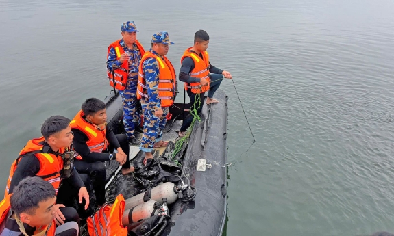 Đặc công Hải quân thần tốc tìm kiếm nạn nhân mất tích vụ lật tàu trên hồ Thác Bà