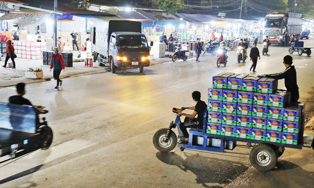 Chợ đầu mối hối hả dịp cuối năm