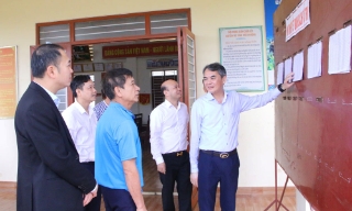  Trưởng Ban Tổ chức Tỉnh ủy Vũ Minh Hiếu kiểm tra công tác chuẩn bị bầu cử tại xã Nghĩa Phương