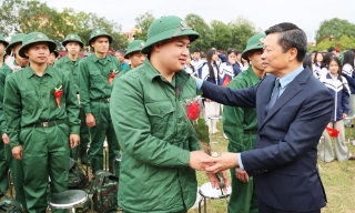 Phó Chủ tịch UBND tỉnh Đào Quang Khải gặp gỡ, động viên tân binh tại điểm giao quân số 6 