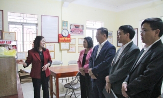 Phó Chủ tịch HĐND tỉnh Lâm Thị Hương Thành kiểm tra công tác chuẩn bị bầu cử tại xã Hiệp Hòa