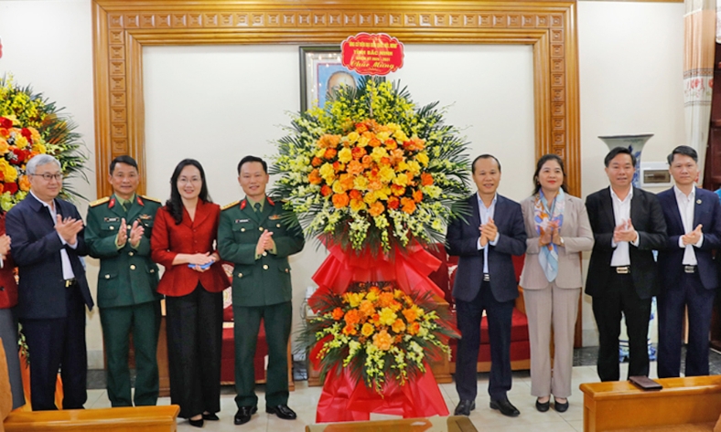  Đoàn ứng cử đại biểu Quốc hội và đại biểu HĐND tỉnh chúc mừng 75 năm Ngày truyền thống Sư đoàn 325