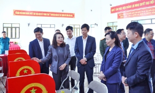Phó Bí thư Thường trực Tỉnh ủy Nguyễn Thị Hương kiểm tra công tác chuẩn bị bầu cử