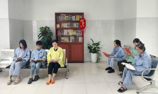 Tủ sách trong bệnh viện - thêm “liều thuốc” tinh thần