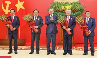 Trao Huân chương Quân công tặng các đồng chí lãnh đạo, nguyên lãnh đạo