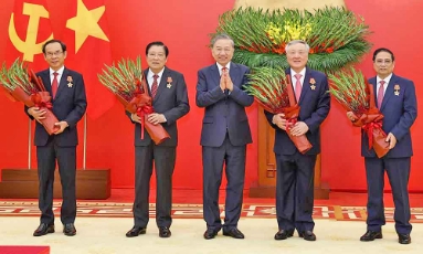  Trao Huân chương Quân công tặng các đồng chí lãnh đạo, nguyên lãnh đạo