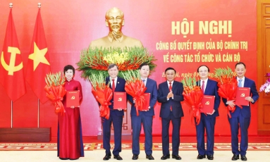  Hội nghị công bố Quyết định của Bộ Chính trị về công tác tổ chức và cán bộ