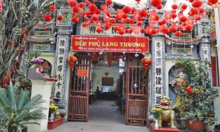 Có một ngôi đền thiêng giữa lòng phố