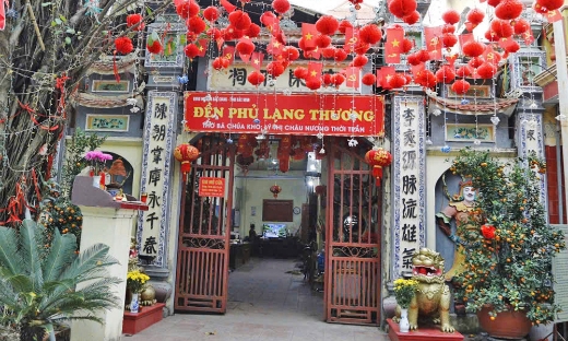 Có một ngôi đền thiêng giữa lòng phố