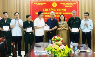 Tặng 40 suất quà cho nạn nhân chất độc da cam hoàn cảnh khó khăn