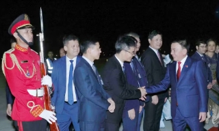 Thường trực Ban Bí thư đến sân bay Techo, bắt đầu thăm chính thức Campuchia