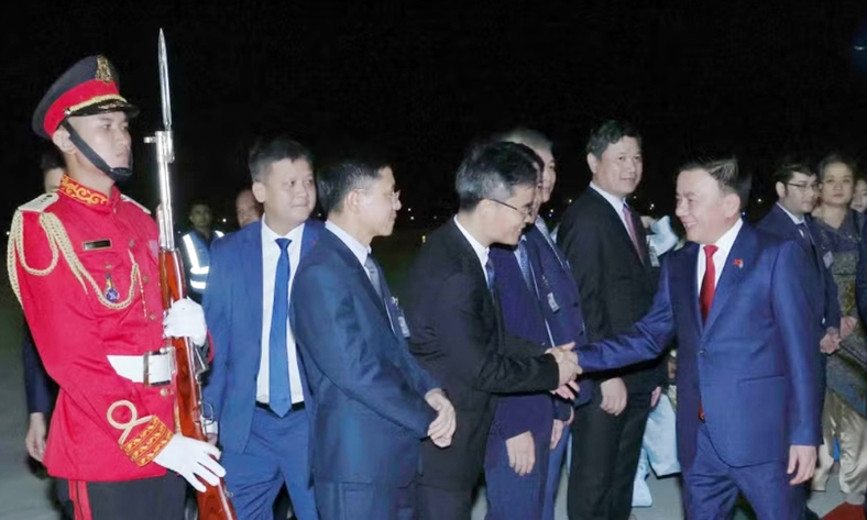  Thường trực Ban Bí thư đến sân bay Techo, bắt đầu thăm chính thức Campuchia