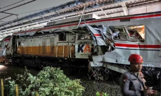 Hai tàu hỏa va chạm gần thủ đô Indonesia, hơn 80 người thương vong
