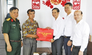 Chủ tịch HĐND tỉnh Nguyễn Việt Oanh thăm, tặng quà người có công dịp 30/4