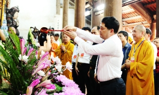 Bí thư Tỉnh ủy Nguyễn Hồng Thái dự lễ khai hội chùa Dâu 