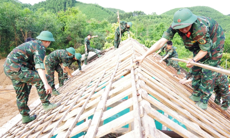  Bắc Ninh: Lữ đoàn 409 khẩn trương giúp dân khắc phục hậu quả giông lốc
