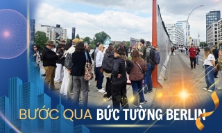 Bước qua Bức tường Berlin