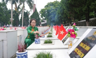 Đoàn công tác tỉnh Bắc Ninh tưởng niệm các anh hùng liệt sĩ tại tỉnh Tuyên Quang 
