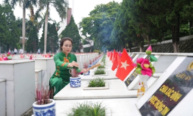  Đoàn công tác tỉnh Bắc Ninh tưởng niệm các Anh hùng liệt sĩ tại tỉnh Tuyên Quang 