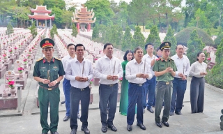 Đoàn công tác tỉnh Bắc Ninh dâng hương tri ân các Anh hùng liệt sĩ tại Quảng Trị
