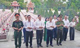 Đoàn công tác tỉnh Bắc Ninh dâng hương tri ân các Anh hùng liệt sĩ tại Quảng Trị