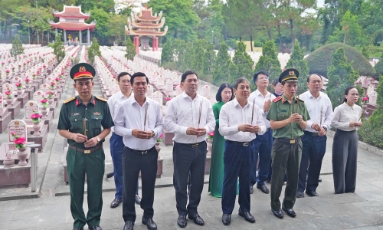 Đoàn công tác tỉnh Bắc Ninh dâng hương tri ân các Anh hùng liệt sĩ tại Quảng Trị