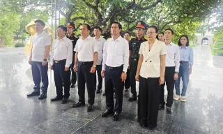 Đoàn công tác tỉnh Bắc Ninh tưởng niệm các Anh hùng liệt sĩ tại tỉnh Điện Biên