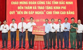 Đoàn công tác tỉnh Bắc Ninh trao tặng 500 triệu đồng ủng hộ Quỹ "Đền ơn đáp nghĩa" tỉnh Cao Bằng