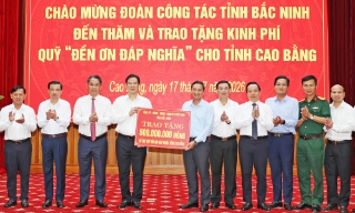 Đoàn công tác tỉnh Bắc Ninh trao tặng 500 triệu đồng ủng hộ Quỹ "Đền ơn đáp nghĩa" tỉnh Cao Bằng
