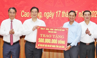  Đoàn công tác tỉnh Bắc Ninh trao tặng 500 triệu đồng ủng hộ Quỹ "Đền ơn đáp nghĩa" tỉnh Cao Bằng