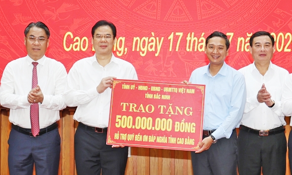 Đoàn công tác tỉnh Bắc Ninh trao tặng 500 triệu đồng ủng hộ Quỹ "Đền ơn đáp nghĩa" tỉnh Cao Bằng