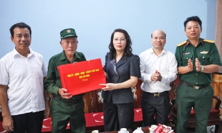  Bắc Ninh: Phó Bí thư Thường trực Tỉnh ủy Nguyễn Thị Hương thăm, tặng quà người có công phường Đồng Nguyên