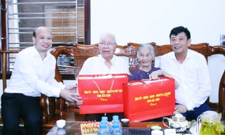Bắc Ninh: Phó Chủ tịch UBND tỉnh Ngô Tân Phượng thăm, tặng quà người có công tại phường Phù Khê