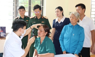 Bắc Ninh: Học viện Quân y khám bệnh và tặng quà gia đình chính sách tại xã Nam Dương