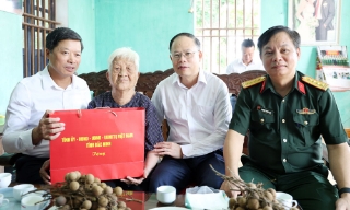 Phó Chủ tịch UBND tỉnh Đào Quang Khải thăm, tặng quà người có công tại xã Yên Thế và Xuân Lương