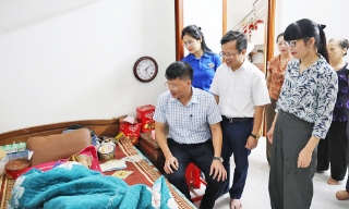Báo và Phát thanh, Truyền hình Bắc Ninh thăm, tặng quà Mẹ Việt Nam Anh hùng Đỗ Thị Yên