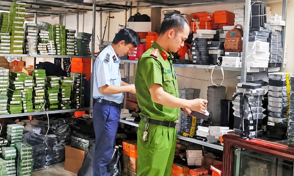 Ngăn hàng giả từ cửa hàng đến “chợ mạng”