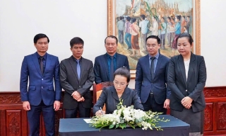 Đoàn đại biểu tỉnh Bắc Ninh viếng Chủ tịch Quốc hội Lào Saysomphone Phomvihane