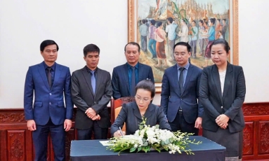  Đoàn đại biểu tỉnh Bắc Ninh viếng Chủ tịch Quốc hội Lào Saysomphone Phomvihane
