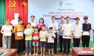 Bắc Ninh: Trao 209 thẻ bảo hiểm y tế tặng con em hội viên khiếm thị