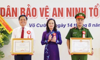 Phó Bí thư Thường trực Tỉnh ủy Nguyễn Thị Hương dự Ngày hội toàn dân bảo vệ an ninh Tổ quốc phường Võ Cường