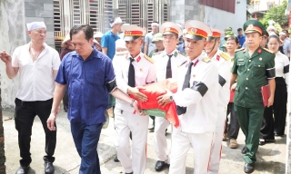 Đưa liệt sĩ về quê hương