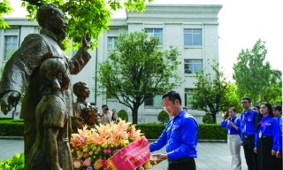 Giáo viên, sinh viên Việt Nam thăm Khu học xá Trung ương tại Nam Ninh (Trung Quốc)