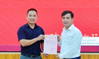Phường Bồng Lai trao Giấy chứng nhận dự án Khu công nghiệp Quế Võ mở rộng 2