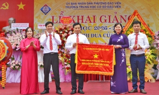 Các đồng chí lãnh đạo tỉnh chúc mừng thầy, cô giáo và học sinh nhân ngày khai trường