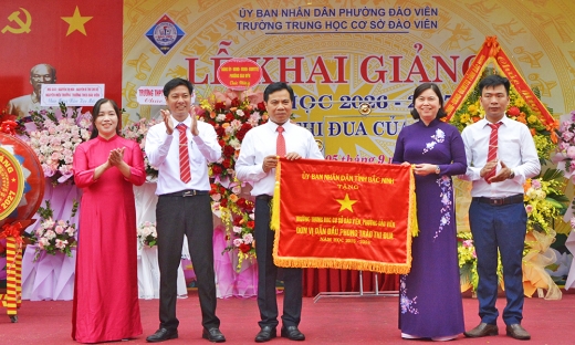 Các đồng chí lãnh đạo tỉnh chúc mừng thầy, cô giáo và học sinh nhân ngày khai trường