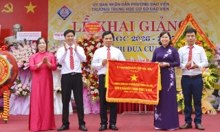 Các đồng chí lãnh đạo tỉnh chúc mừng thầy, cô giáo và học sinh nhân ngày khai trường