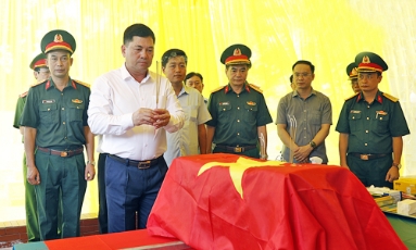  Bí thư Tỉnh ủy Nguyễn Hồng Thái kiểm tra công tác lấy mẫu hài cốt liệt sĩ tại xã Hiệp Hòa và Xuân Cẩm